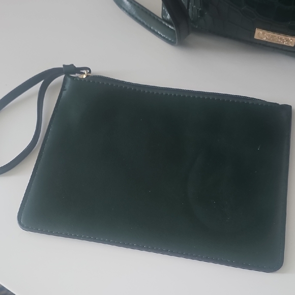 Elegant Dark Green Croc-Embossed Shoulder Bag - Picture 4 of 9